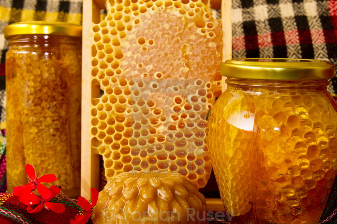 Мёд в сотах и забрус